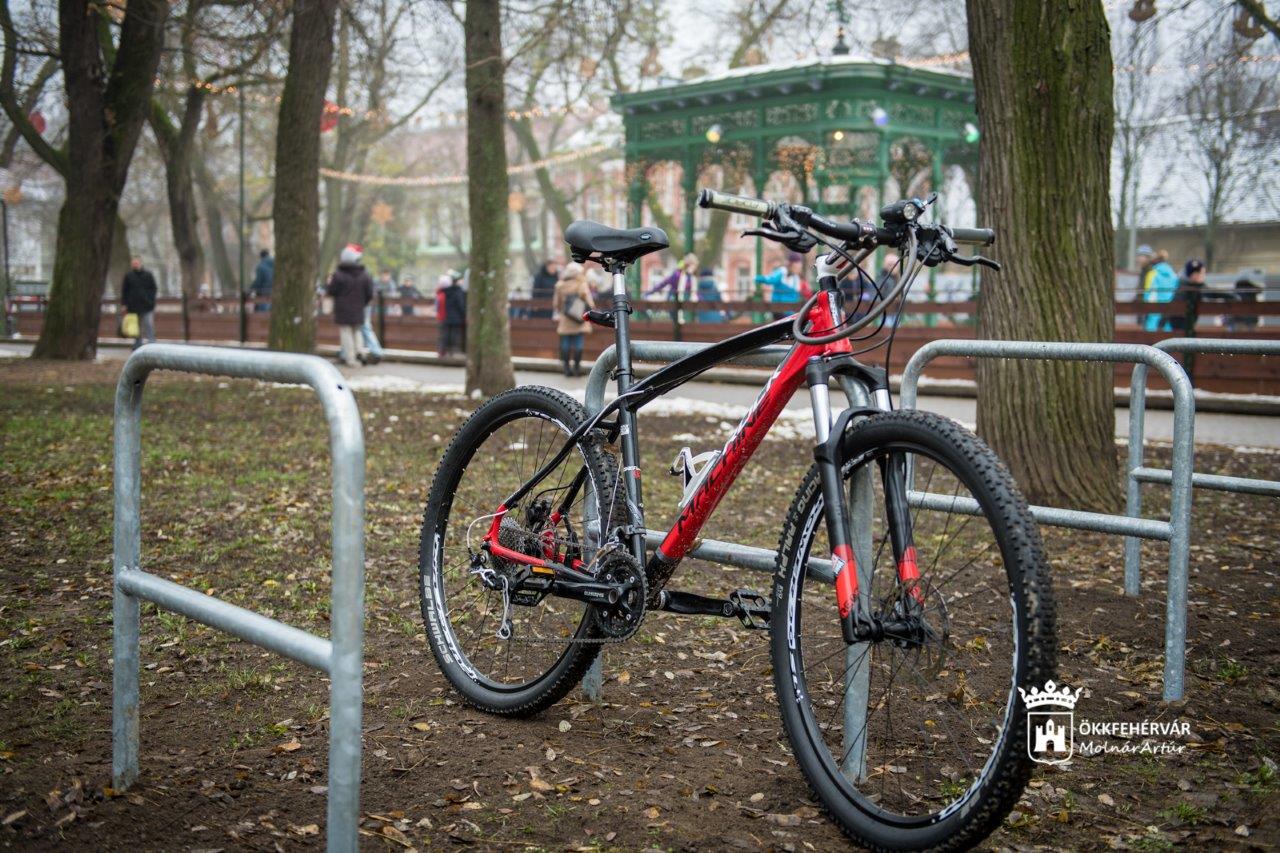 Városszerte folyamatosan kerülnek ki a kerékpártámaszok